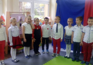 Dzieci śpiewające hymn narodowy